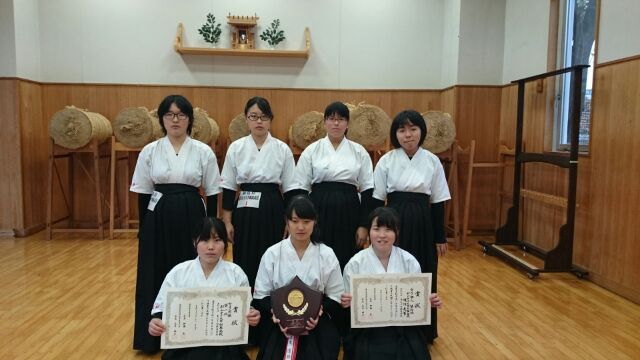 一年生出場メンバーと個人第4位の渡辺友華さん(右下)