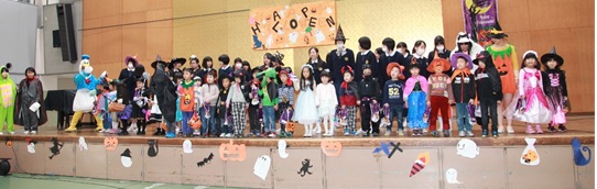 園児たちが可愛らしいハロウィンコスチュームで登場