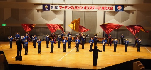 東北大会で演奏演技する生徒たち