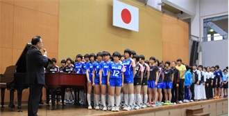 校長先生の激励を受ける選手達