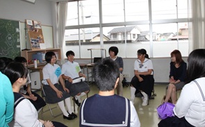 在校生と中学生の交流会の様子