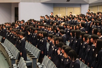 涙...涙...の校歌斉唱