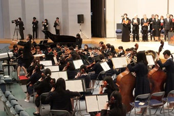 式典に華を添える開成学園オーケストラ