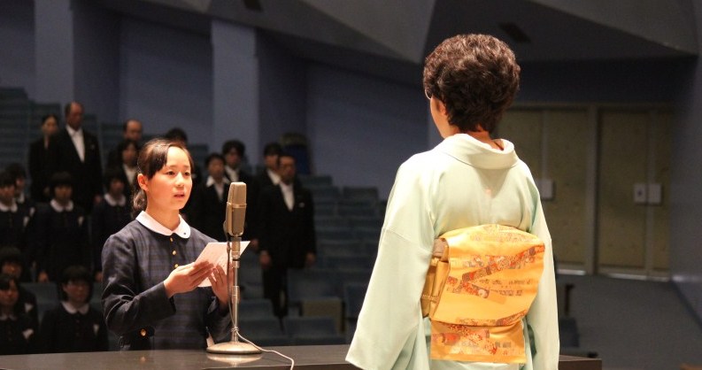 新入生代表誓詞を読み上げる中倉 桜都さん