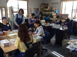 福祉作業所「コーヒータイム」で作業中の皆様