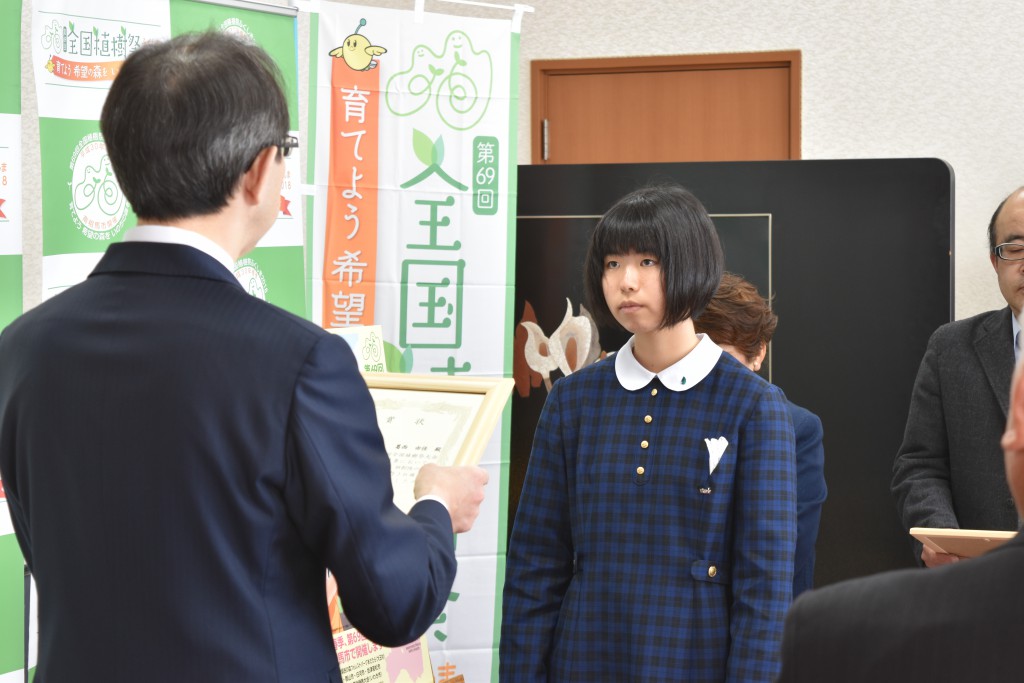 内堀知事より表彰される葛西さん